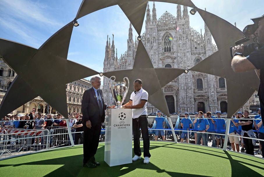 Cerimonia inaugurazione UEFA Champions Festival. Il sindaco Giuliano PIsapia e Cafu&#39; con la coppa UEFA Champions League (Lapresse)